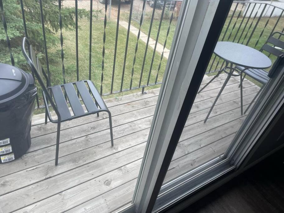 Wonderful 2-Bedroom Apartment Camrose Exterior photo
