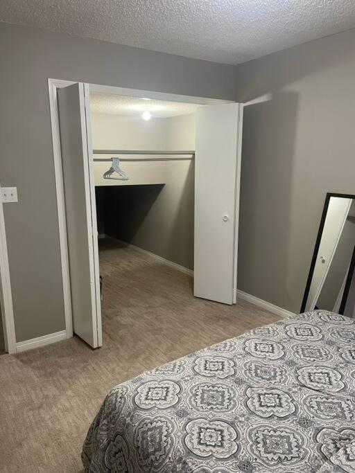 Wonderful 2-Bedroom Apartment Camrose Exterior photo