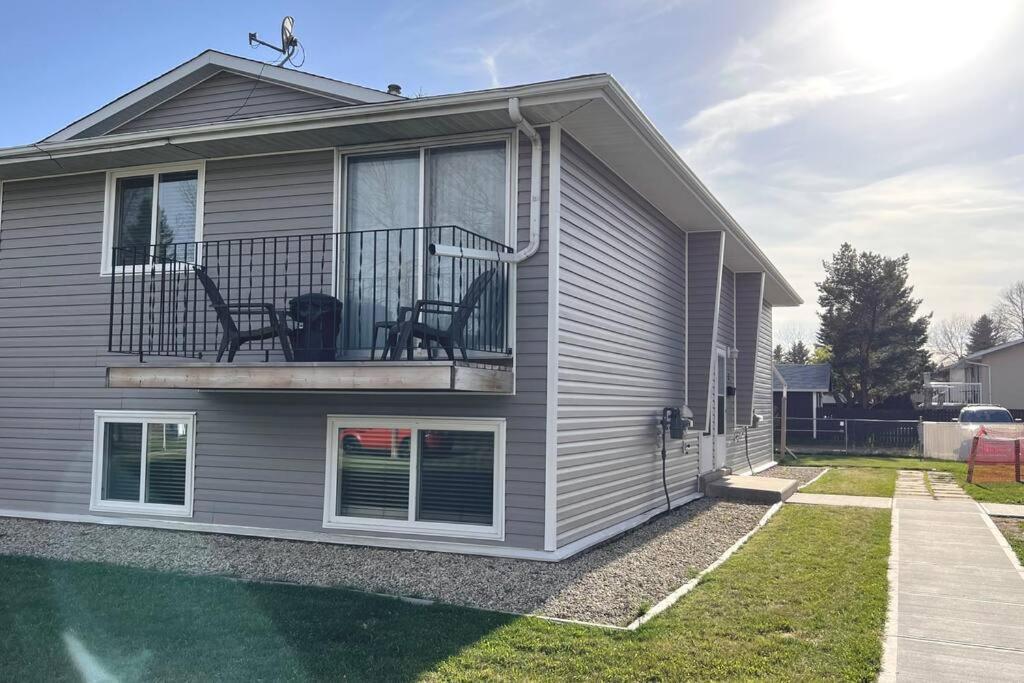 Wonderful 2-Bedroom Apartment Camrose Exterior photo