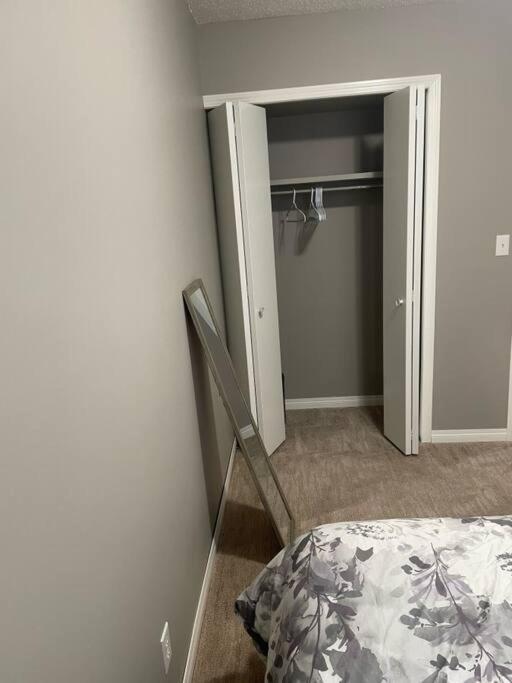 Wonderful 2-Bedroom Apartment Camrose Exterior photo