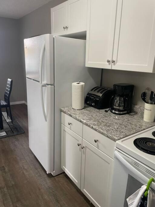 Wonderful 2-Bedroom Apartment Camrose Exterior photo